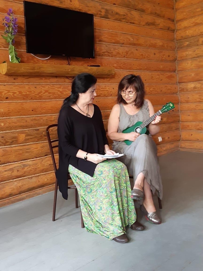 Друзья! У нас новая услуга — занятия на укулеле.

Укулеле — это название гавайской гитары. Она маленькая, удобная, со всеми функциями большой взрослой гитары.
На ней можно подобрать аккорды к песне, и спеть под собственный аккомпанемент.