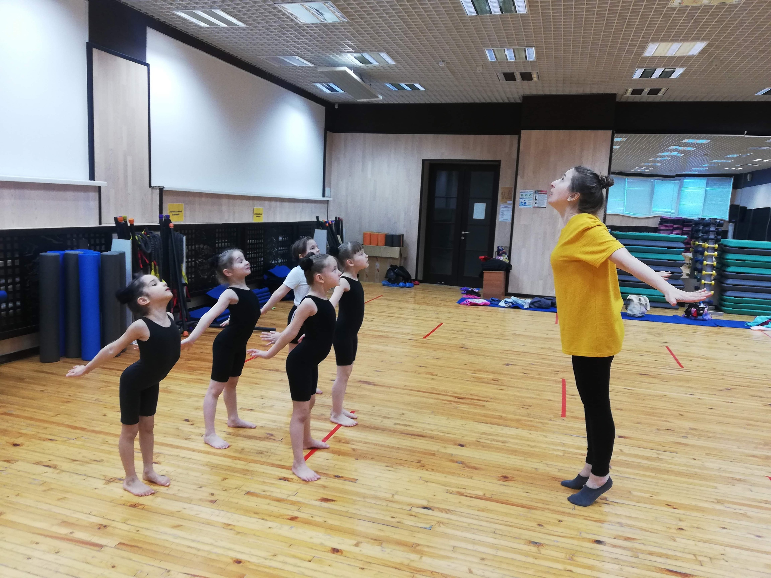 Юные танцовщицы школы танца «Счастливые люди» вместе с руководителем Ольгой Николаевной Юрасовой и режиссёром-постановщиком Лидией Валерьевной Чековой создают танцевально-пластический спектакль.